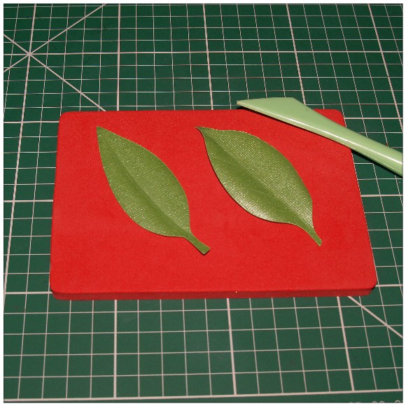 Making A Floral Easel Card With The Cricut Mini - Shaping The Leaves