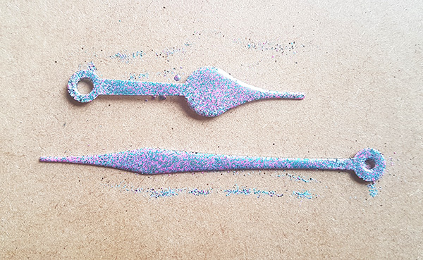 Acrylic Paint Pour Clock by John Bloodworth Gentleman Crafter (13)