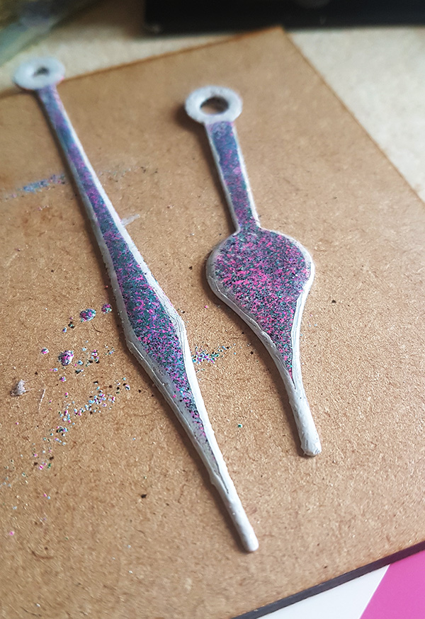 Acrylic Paint Pour Clock by John Bloodworth Gentleman Crafter (15)