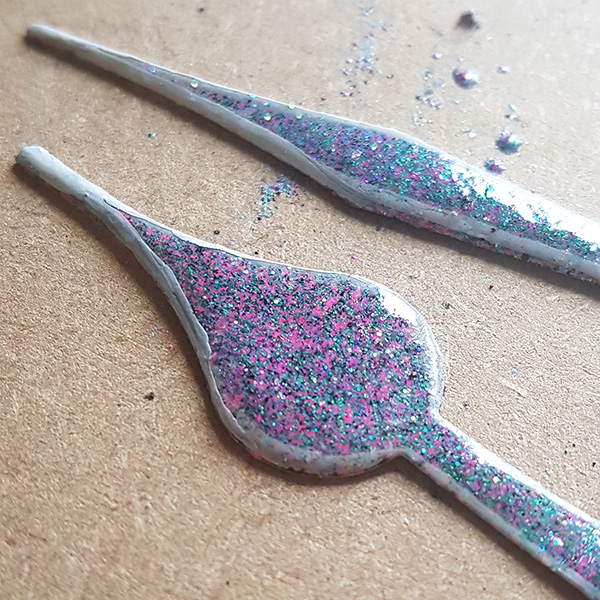 Acrylic Paint Pour Clock by John Bloodworth Gentleman Crafter (16)