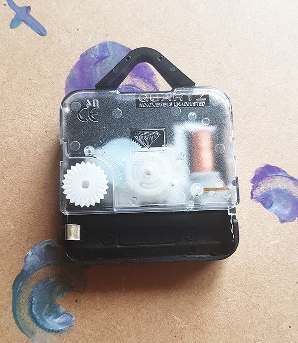 Acrylic Paint Pour Clock by John Bloodworth Gentleman Crafter (6)